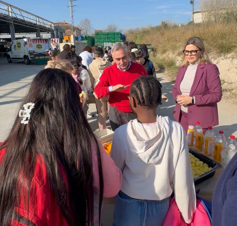 La Generalitat Valenciana revoluciona el comedor escolar: frutas y leche gratis para 200.000 alumnos