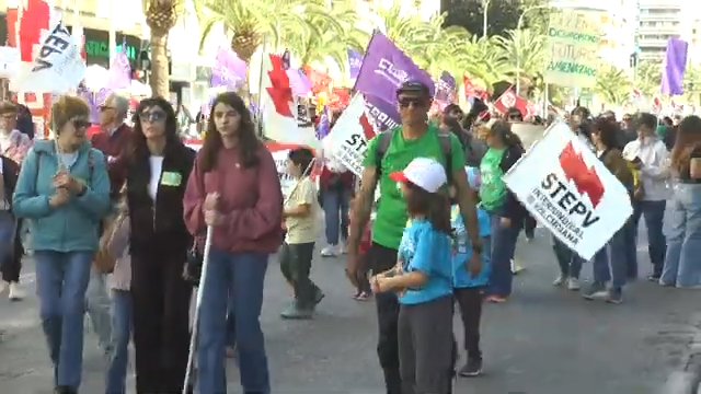 Huelga educativa paraliza aulas en Alicante: multitudinaria marcha exige mejoras antes de Semana Santa