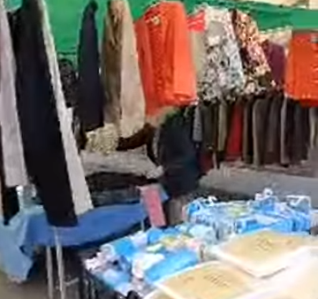 Puesto de frutas frescas en el mercadillo de Carolinas Alicante bajo el sol