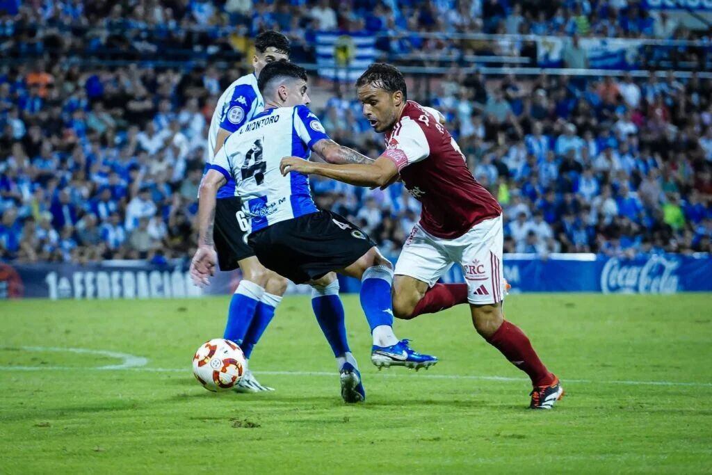 Alberto Toril celebra el primer gol del Hércules contra el Real Murcia en el estadio Rico Pérez de Alicante.