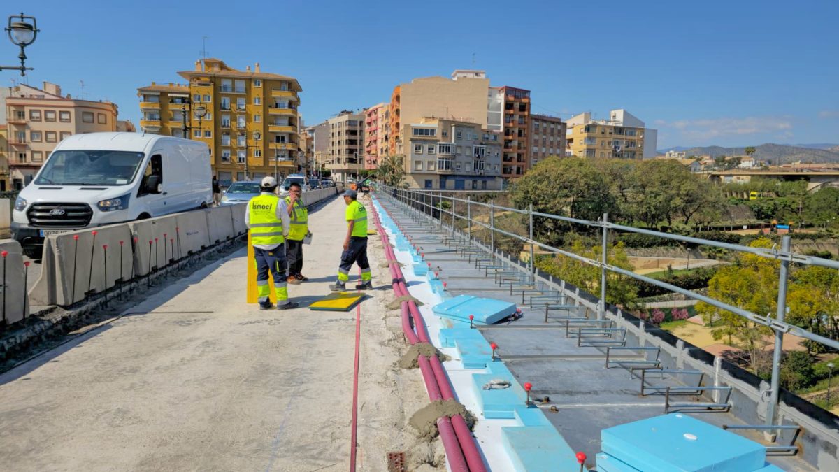 Las obras del puente sobre el río Amadorio de Villajoyosa continúan con la colocación de las placas de hierro que sostendrán la losa de hormigón