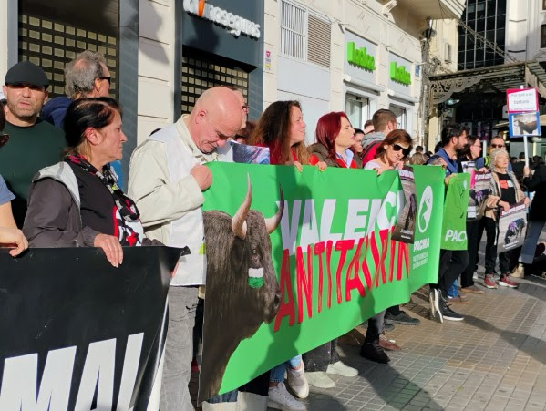 Un centenar de personas convocada por PACMA se concentra en Valencia