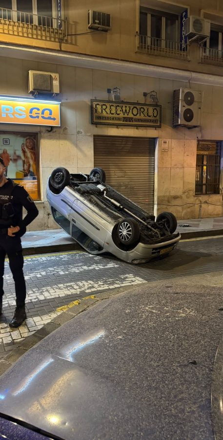 Un coche vuelca en pleno centro de Alicante junto al Ayuntamiento