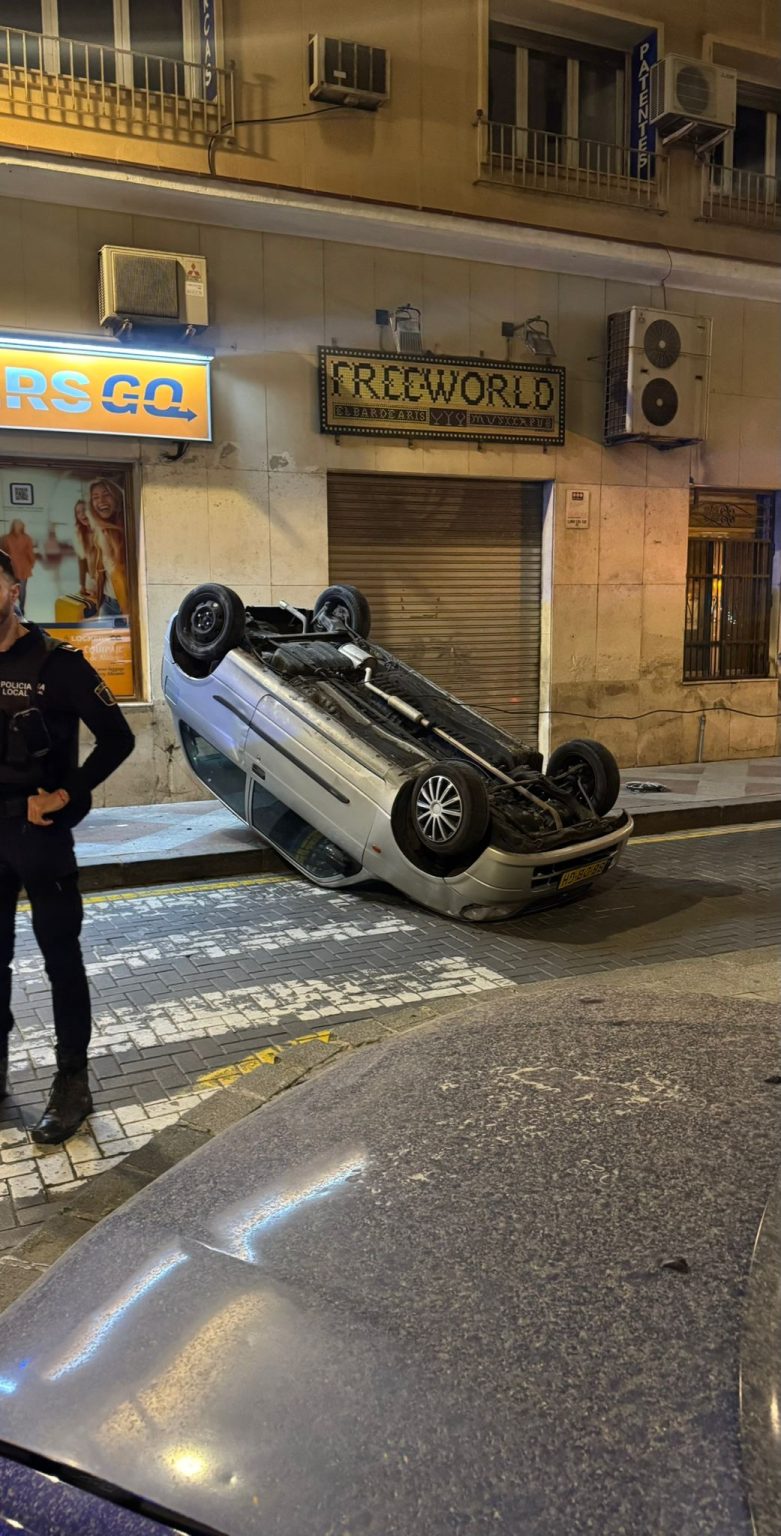 Un coche vuelca en pleno centro de Alicante junto al Ayuntamiento