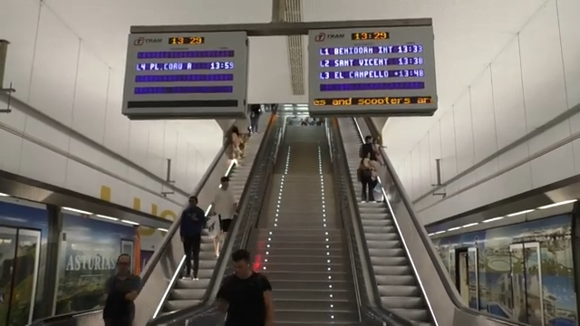 TRAM Alicante en estación Luceros con pasajeros en marzo