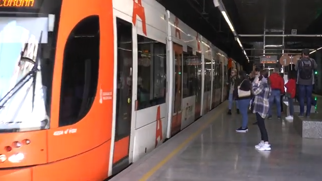 Más de 2.400 objetos olvidados en el TRAM de Alicante en 2025: mochilas, llaves y hasta cañas de pescar