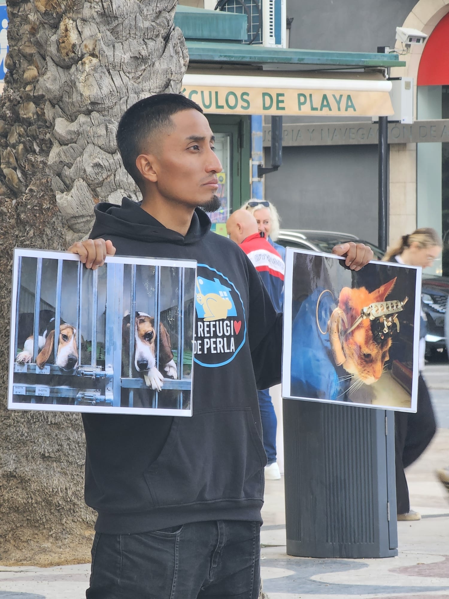 Activistas se concentran en Alicante contra la experimentación animal