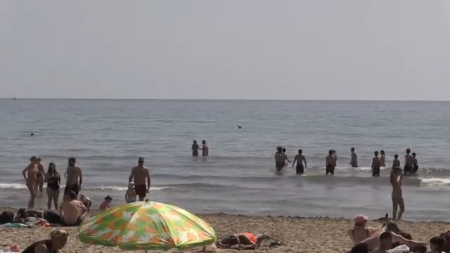 Las playas de Alicante se llenan mientras el cambio de tiempo acecha