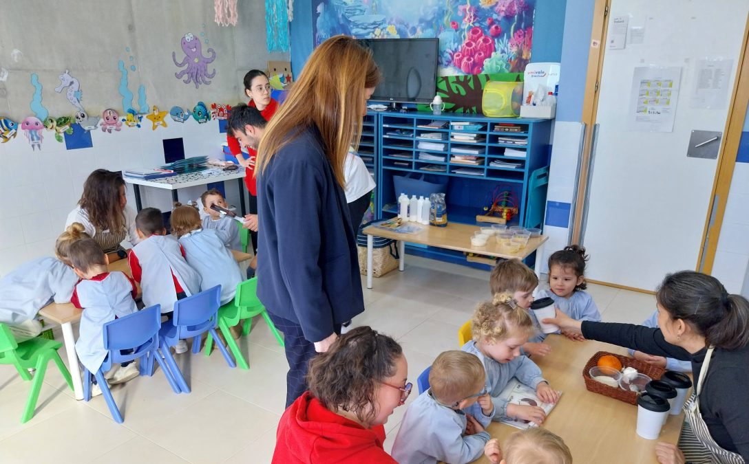 Más de 200 escolares de dos años descubren los alimentos y el Mercat Municipal a través de los talleres del proyecto “BEBE-ART”