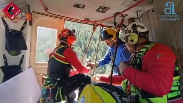 Helicóptero de rescate Bomberos Alicante en operación de evacuación aérea