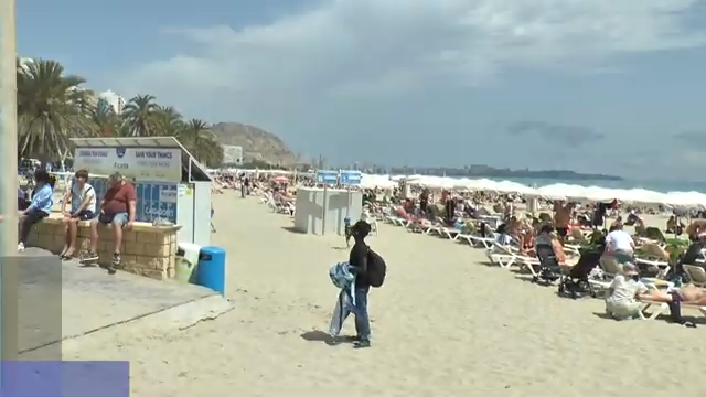 Calor tropical en Alicante con bañistas en la playa del Postiguet durante una jornada de abril