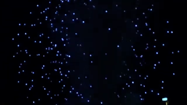 Fuegos artificiales de Hogueras sobre la playa del Postiguet en Alicante