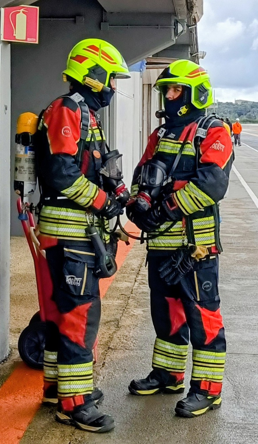 El mundo actual necesita bomberos y rescatadores.
