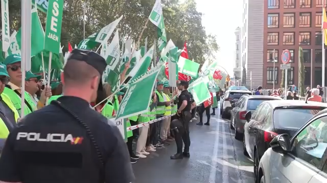 Médicos en huelga ante un centro sanitario de Alicante por el Estatuto Marco