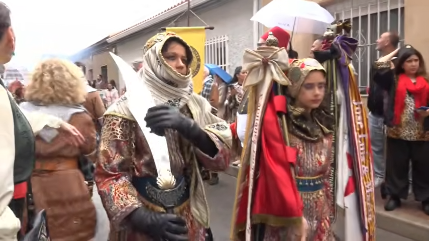 Niños festeros de Moros y Cristianos desfilan en San Vicente del Raspeig 2026 pese a la lluvia