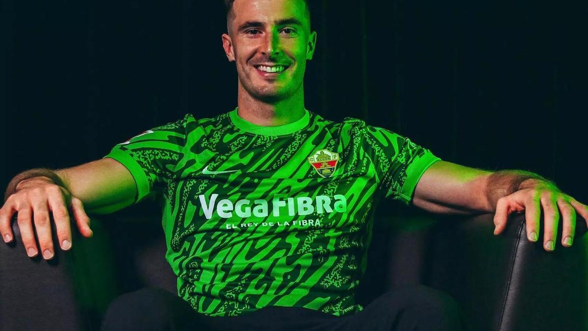 Iñaki Peña en el banquillo del Elche CF durante la temporada 2024-25