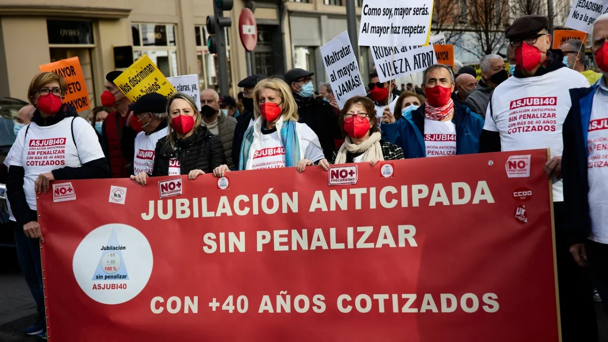 Jubilados con más de 40 años cotizados protestan contra los recortes en pensiones anticipadas en España