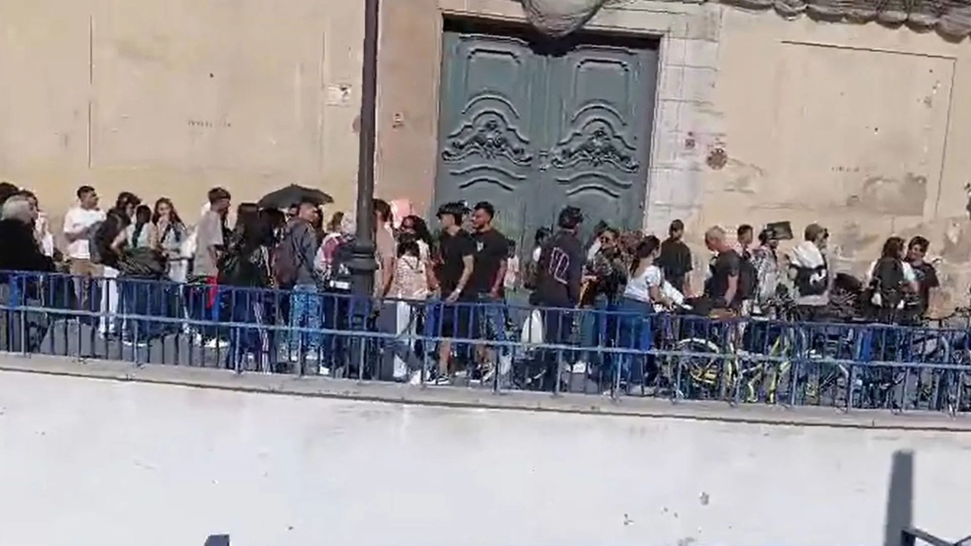 Cola de inmigrantes en una oficina de Alicante para tramitar la regularización extraordinaria