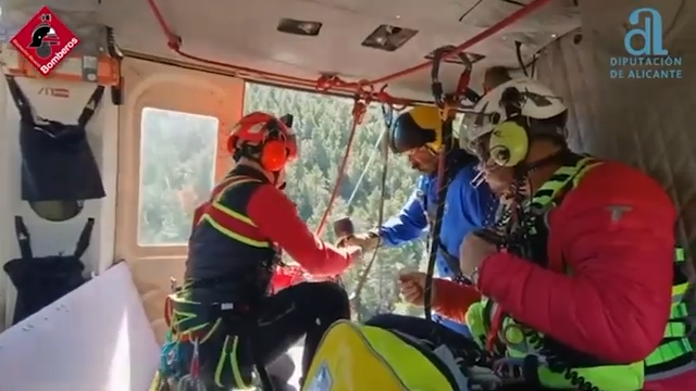 Rescatan a una escaladora herida en Finestrat tras caer en el Puig Campana