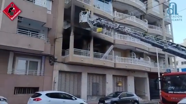 Incendio en un edificio de la avenida de la Purísima en Torrevieja junto a la playa del Cura