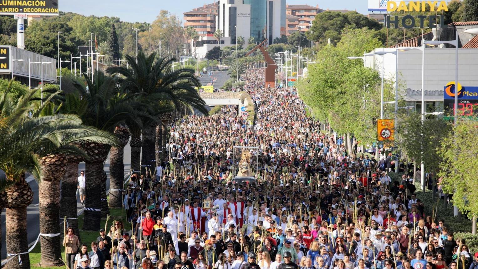 Una marea humana recorre Alicante en una de las romerías más multitudinarias de España