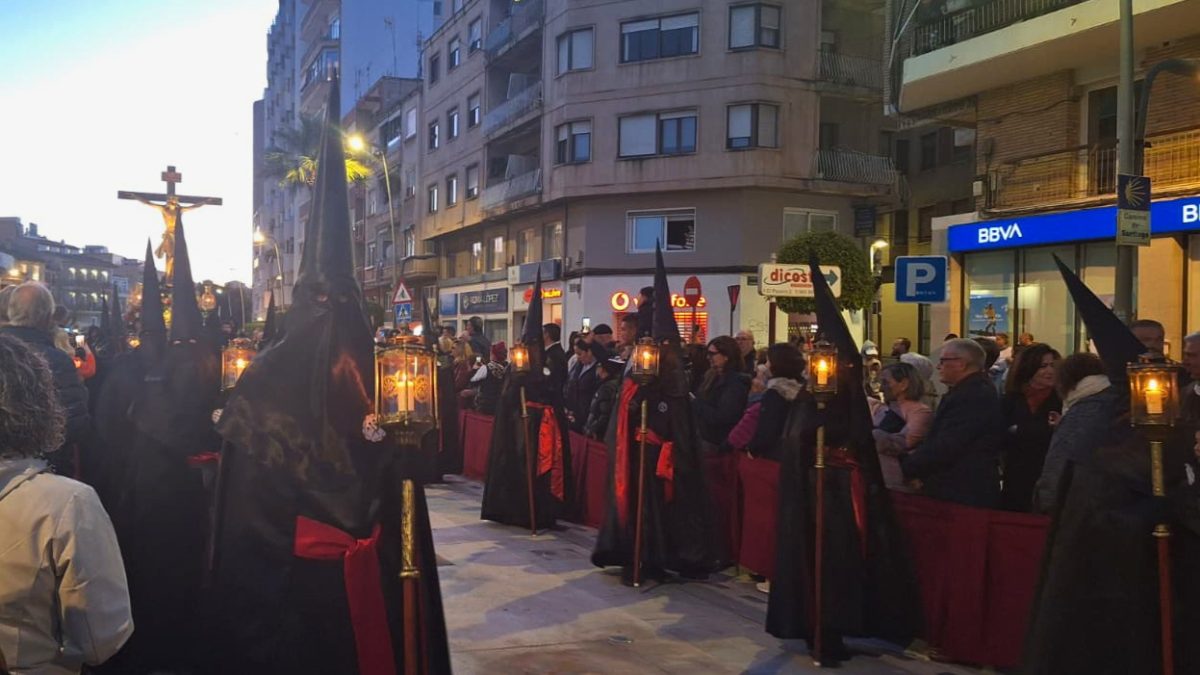 Villajoyosa vive el fervor de la Semana Santa con la procesión del Santo Entierro el Viernes Santo