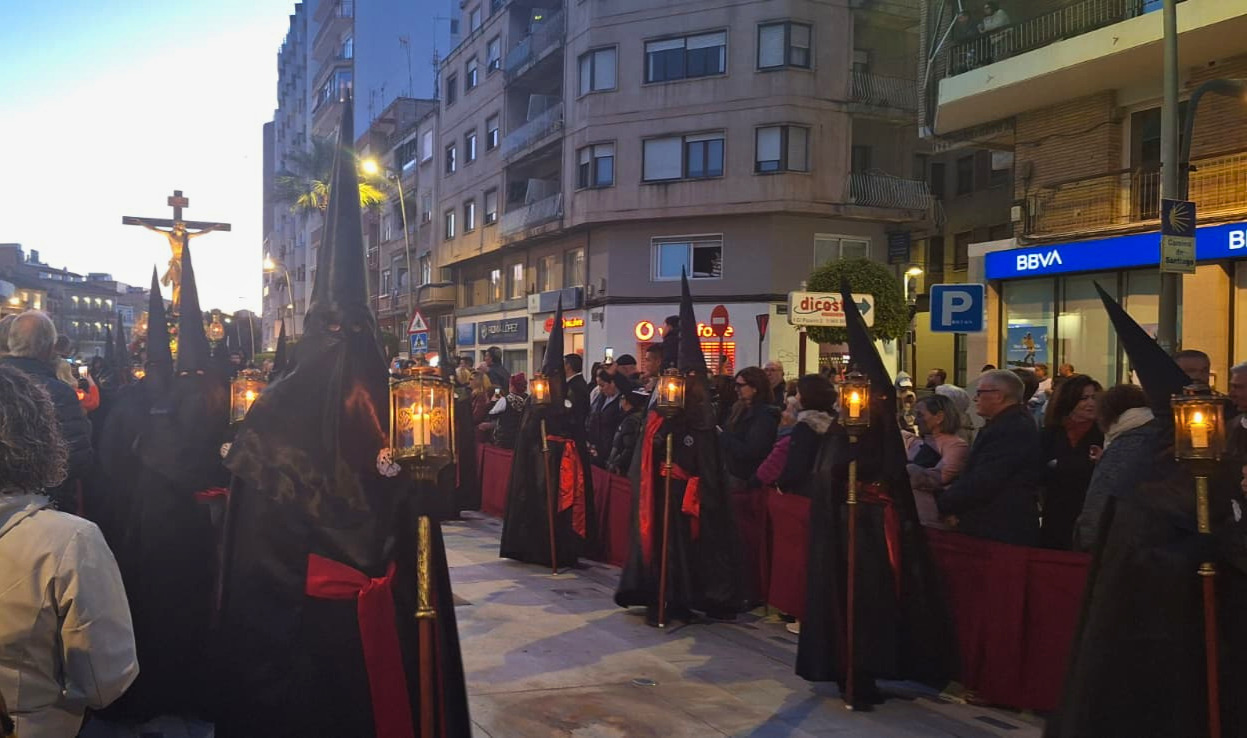 Villajoyosa vive el fervor de la Semana Santa con la procesión del Santo Entierro el Viernes Santo