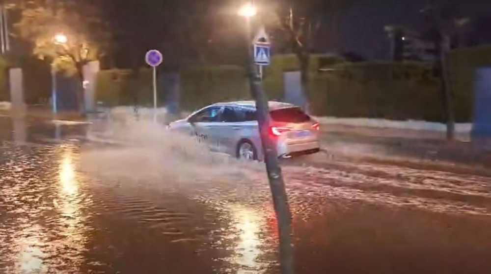 cielo cubierto sobre Alicante, paseo marítimo o gente con paraguas en una calle céntrica.