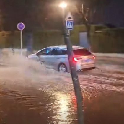 cielo cubierto sobre Alicante, paseo marítimo o gente con paraguas en una calle céntrica.
