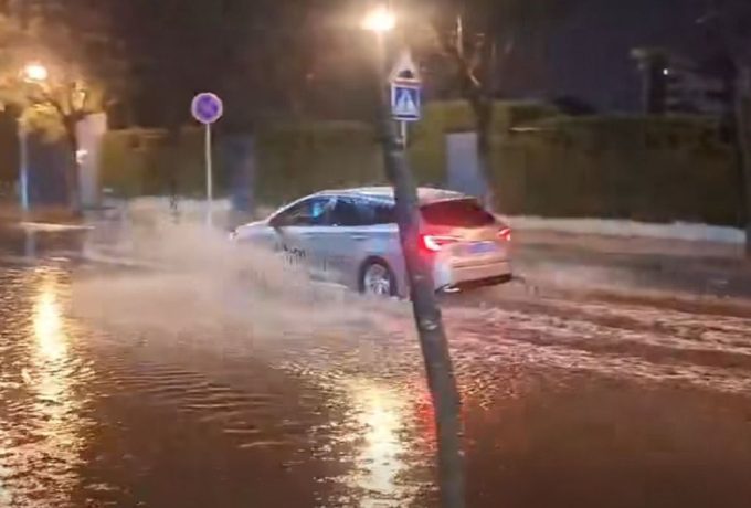 cielo cubierto sobre Alicante, paseo marítimo o gente con paraguas en una calle céntrica.