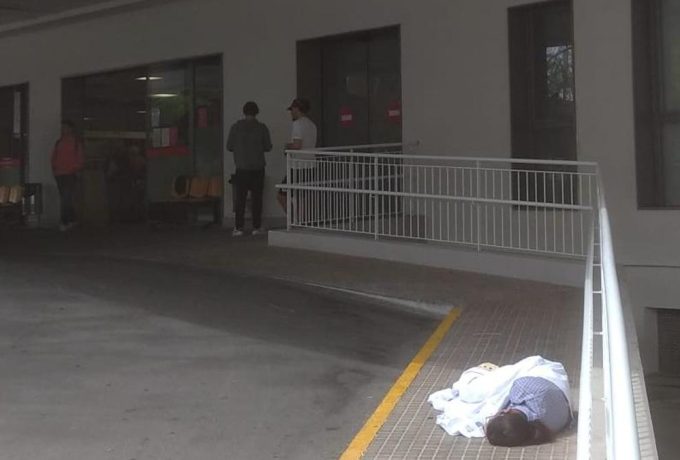 Joven en brote psicótico junto a Urgencias del Hospital Sant Joan de Alicante