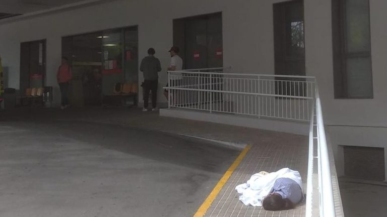 Joven en brote psicótico junto a Urgencias del Hospital Sant Joan de Alicante