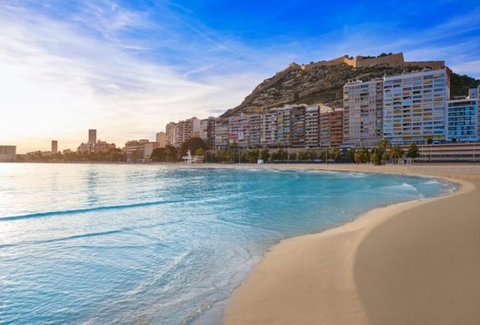 Alicante revalida cuatro playas con Bandera Azul en 2026 y San Juan alcanza un hito mundial
