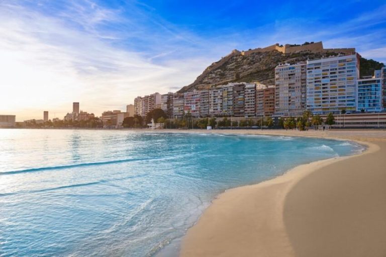 Alicante revalida cuatro playas con Bandera Azul en 2026 y San Juan alcanza un hito mundial