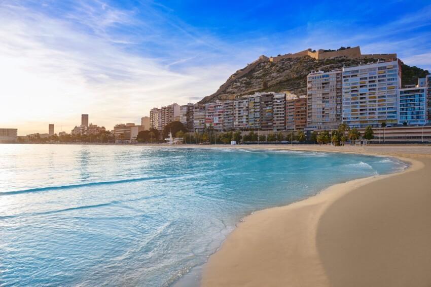 Alicante revalida cuatro playas con Bandera Azul en 2026 y San Juan alcanza un hito mundial