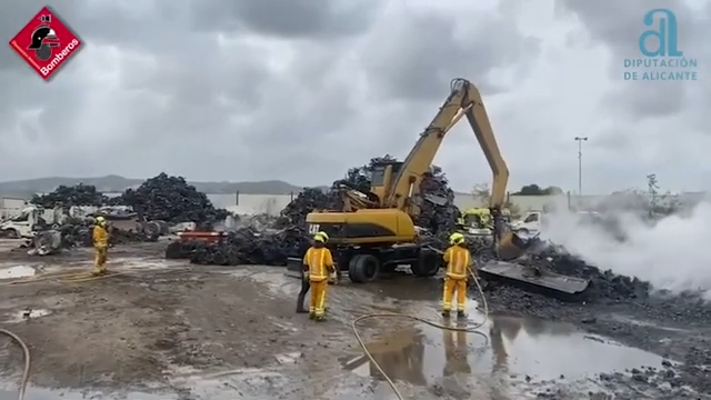 Por qué un incendio en un desguace puede ser tan difícil de apagar