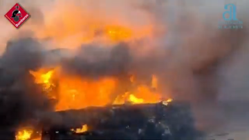 Incendio en un desguace de Orihuela en la carretera Orihuela-Almoradí