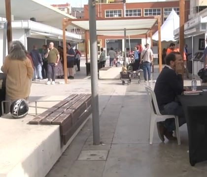 Casetas y visitantes en la Feria del Libro de Alicante en Plaza Séneca.