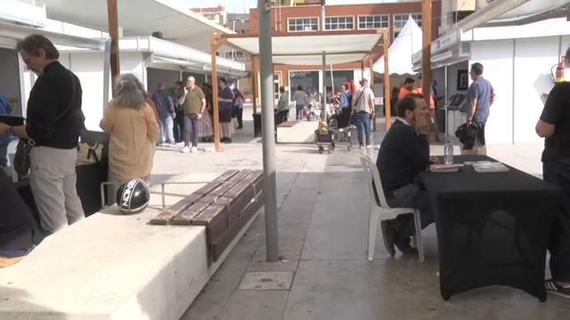 Casetas y visitantes en la Feria del Libro de Alicante en Plaza Séneca.