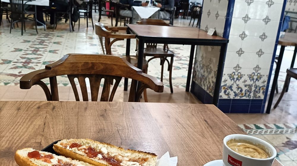 Café con leche con tostadas. Conversaciones amistosas.