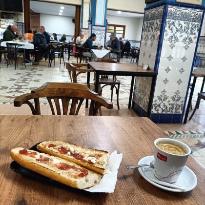 Café con leche con tostadas. Conversaciones amistosas.