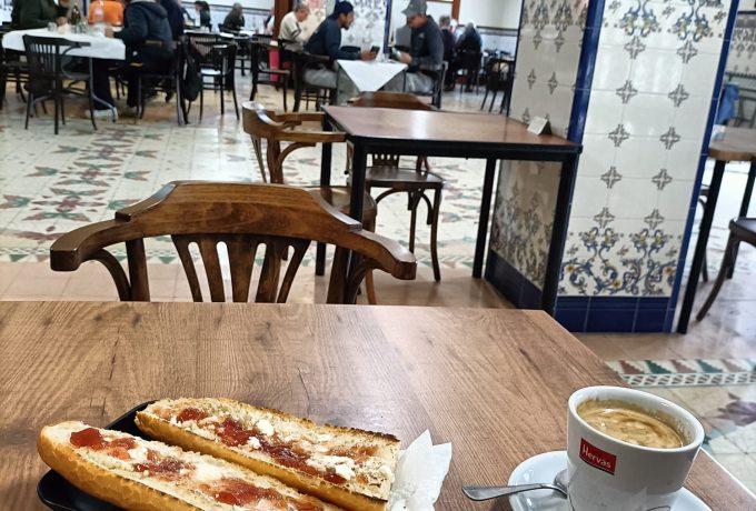 Café con leche con tostadas. Conversaciones amistosas.