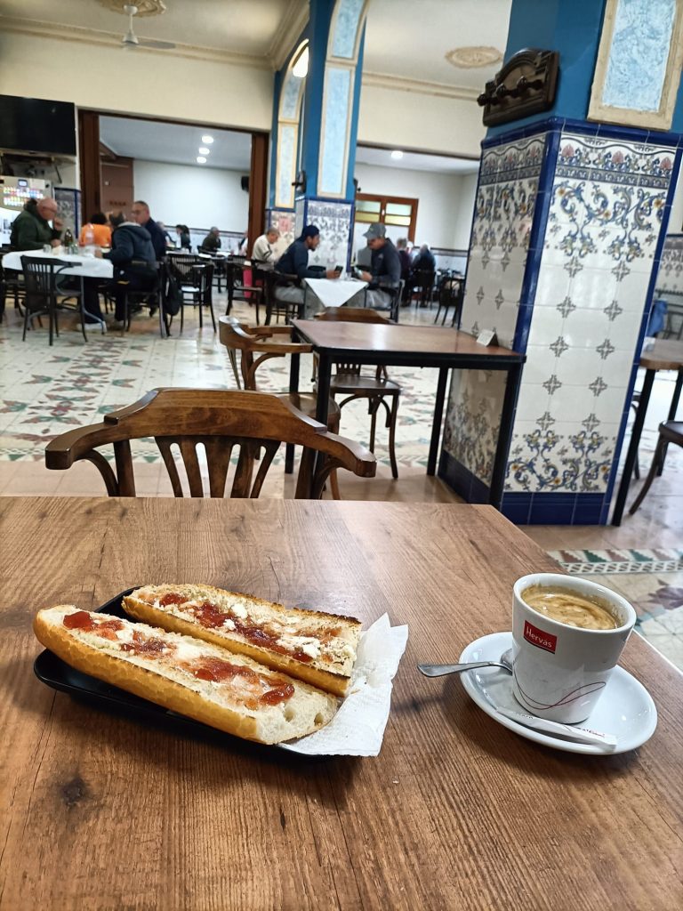 Café con leche con tostadas. Conversaciones amistosas.