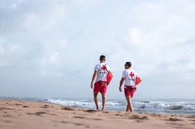 Socorristas en playas de Alicante 2026