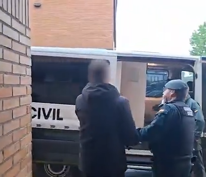 Agente de la Guardia Civil durante una operación contra robos en empresas.