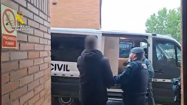 Agente de la Guardia Civil durante una operación contra robos en empresas.