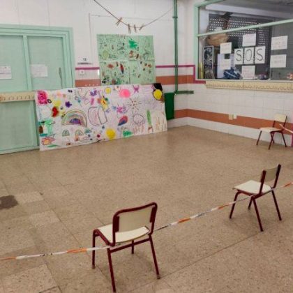 El CEIP 8 de Març de València precinta una clase de infantil ante la pasividad de la consellería