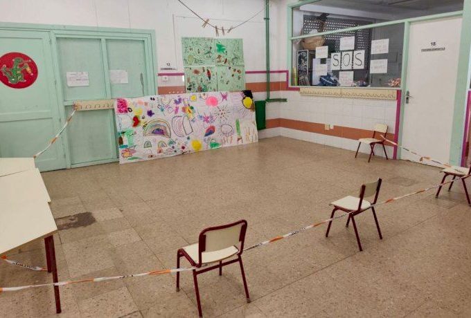 El CEIP 8 de Març de València precinta una clase de infantil ante la pasividad de la consellería