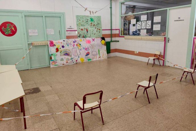 El CEIP 8 de Març de València precinta una clase de infantil ante la pasividad de la consellería