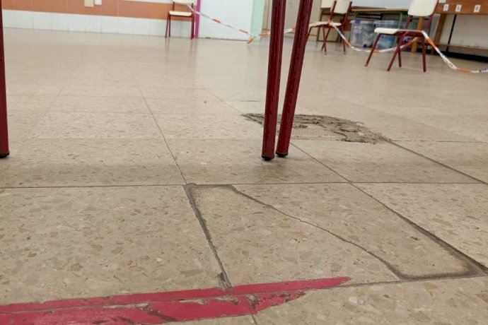 El CEIP 8 de Març de València precinta una clase de infantil ante la pasividad El CEIP 8 de Març de València precinta una clase de infantil ante la pasividad